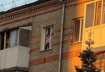 «Екеуі де мас»: Петропавл қаласында екі бүлдіршін бесінші қабаттан құлап кете жаздады (ВИДЕО)