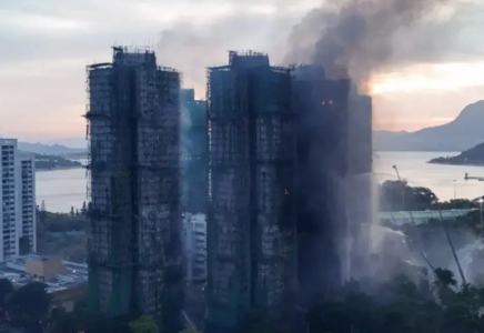 «Жүз адам із-түзсіз кетті, 44 адам қаза тапты»: Гонконгтағы биік үйдің алапат өртіне күдікті ретінде 3 адам ұсталды