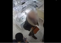 Өскеменде әйел адам қымбат сақинаны тағып көрген соң бижутерияға ауыстырып жіберген (ВИДЕО)