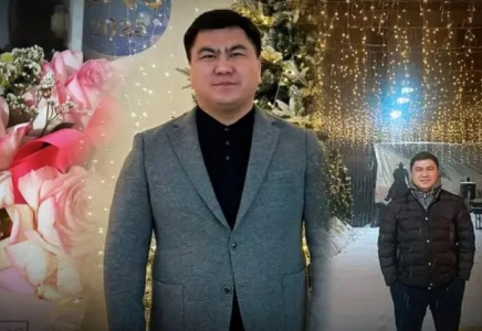 Қызылордалық жігіт жалғызбасты аналарды перзентханадан қарсы алып, гүл сыйлап, үйлеріне жеткізіп жүр