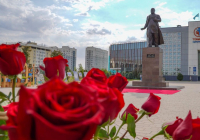 Түркістанда Абай Құнанбайұлының туған күніне орай ескерткішке гүл шоқтарын қою рәсімі өтті
