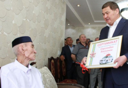 Қызылорда облысының әкімі ғасыр жасаған ардагерге автокөлік кілтін табыстады