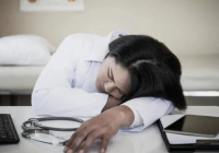 Алматыда аурухана дәрігерінің жұмыс бөлмесінде ұйыптап жатқаны түсірілген видео тарады