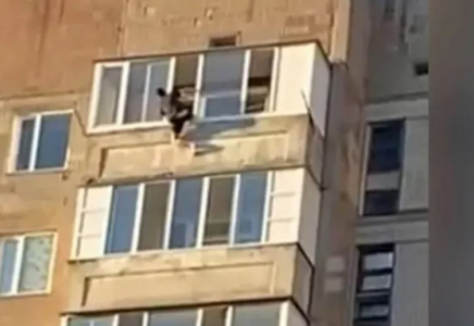 Қарағандыда тоғызыншы қабаттың балконынан жіппен салбырап тұрған ер адам құтқарылды