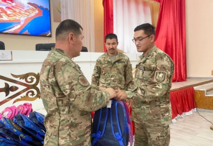 ​В Шымкенте военнослужащие Национальной гвардии поддержали акцию «Дорога в школу»