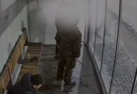 Астанада 30 жастағы жігіт жылы аялдаманың есігін сындырып, қашып кеткен