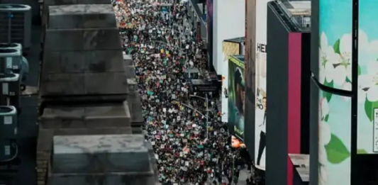 АҚШ-та 8 млн адам жаппай наразылық шеруіне шықты