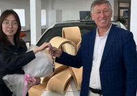 Білім орталығының басшысы ҰБТ-дан 140 балл жинаған түлекке автокөлік сыйлады