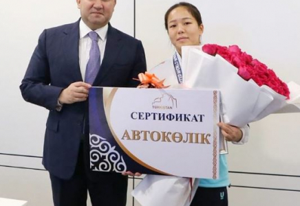 ТҮРКІСТАН: Әлем чемпионы Шұғыла Өмірбекке автокөлік тапсырылды