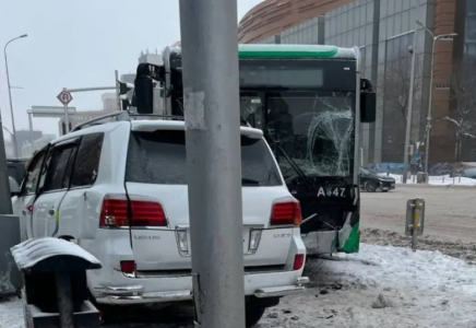 Астананың орталығында автобус жол апатына ұшырады