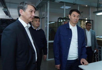Дархан Сатыбалды Сайрамдағы кәсіпорындарды аралады
