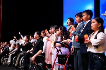 Түркістанда жаңадан ашылған инклюзивті театрдың алғашқы қойылымы сахналанды 