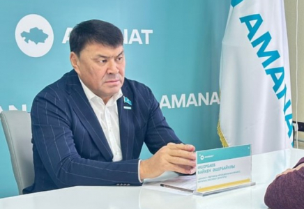 Депутат из Шымкента помог пенсионерке пострадавшей от мошенников