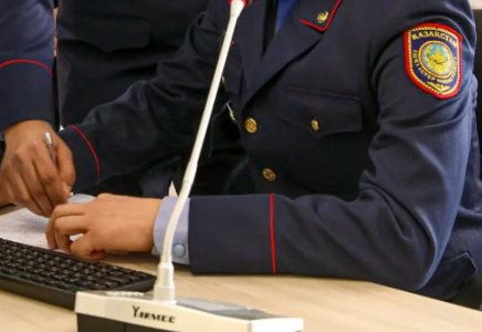 Талдықорғанда қыз зорлады деген күдікпен ұсталған полицей Марат Күштібаевқа қатысты іс сотқа түсті
