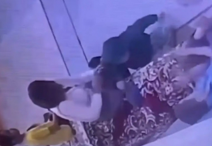 Атырауда арнайы орталықтың тәрбиешісі мүгедектігі бар баланы ұрып-соғып, мазақ еткен (ВИДЕО) Атырауда арнайы орталықтың тәрбиешісі мүгедектігі бар баланы ұрып-соғып, мазақ еткен (ВИДЕО)