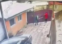 Әйелі мен енесін таяғы сынғанша ұрған: Қаскелеңде ер адамның жауыз әрекеті видеоға түсіп қалды