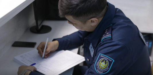 Өскеменде автобус ішінде бұрыш газын шашқан қыздың ата-анасына айыппұл салынды 