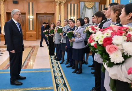 Президент қызметкерлерге пәтер кілтін табыстады