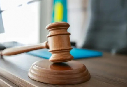 Абай облысында ер адам өзімен танысудан бас тартқан қыздарды балағаттап, тепкілеген