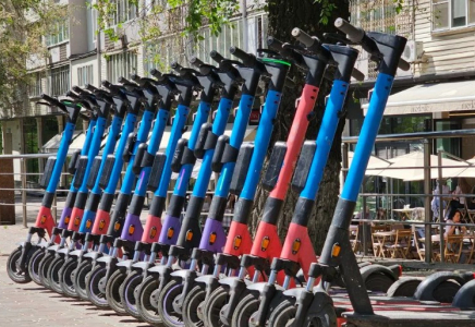 Электросамокат иелеріне міндетті сақтандыру мен тіркеу нөмірін алу талап етіледі