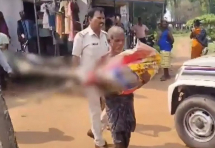 Ер адам қарындасының қайтыс болғанын дәлелдеу үшін банк қызметкерлеріне оның мәйітін көтеріп әкелген