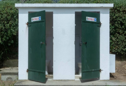 Алматыда жоғалған қыз табылды: Ол қоғамдық дәретханаға түсіп кеткен (видео)