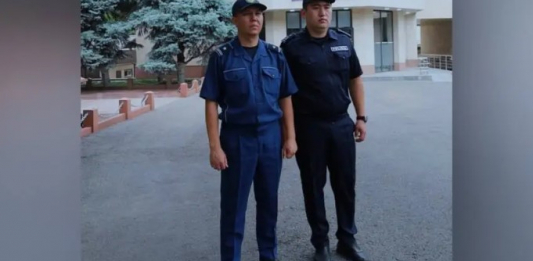 «Ауыр эмоционалды күйде болған»: Алматыда ер адам 16-қабаттан секіріп кете жаздады (ВИДЕО)