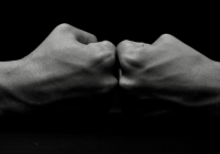 Алматыдағы жаппай төбелес: 12 ер адам тұрғындардың көзінше күзетшіні соққыға жыққан