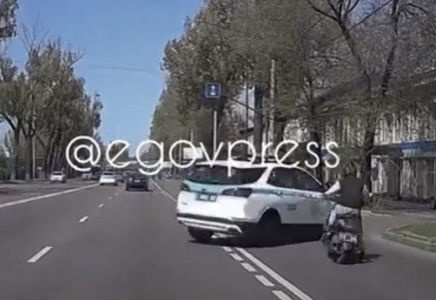 Алматыда патрульдік полиция көлігі мопедті қағып кетті