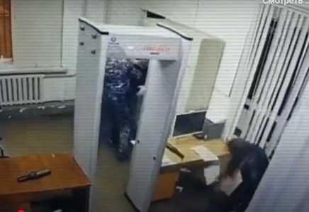 БҚО-да әйелімен жанжалдасқан ер адам екі полицейді пышақтаған (ВИДЕО)