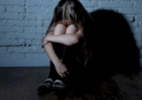 "Тізесіне отырғызып, сүйе бастаған": Астанада 9 жасар қызға тиіскен шетелдік ер адам қамауға алынбады