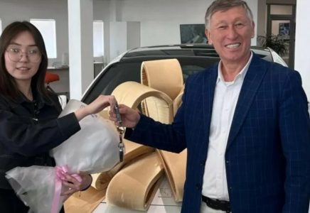 Білім орталығының басшысы ҰБТ-дан 140 балл жинаған түлекке автокөлік сыйлады