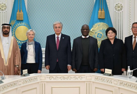 Тоқаев «Бейбітшілік пен құқыққа негізделген болашақ» атты конституциялық сот төрелігінің халықаралық форумына қатысушылармен кездесті