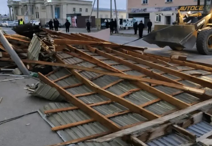 Жел жұлқып әкетті: Маңғыстауда сауда орталығының шатыры опырылды
