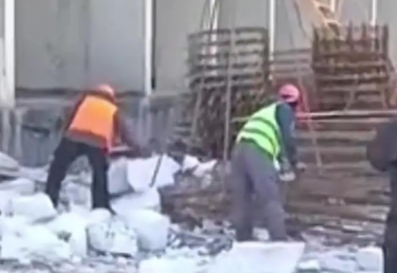 Астанада құрылысшылар биіктен құлаған: дәрігерлер зардап шеккендердің жағдайын айтты