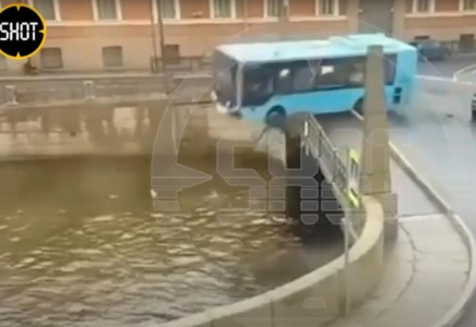 Жолаушылар мінген автобус өзенге батып кетті