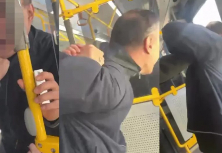 Алматыда жолаушылар автобуста қызға тиіспек болған ер адамды ұстады