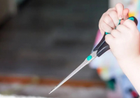 Павлодарда үш жасар қыз өз көзіне өзі қайшы сұғып алған