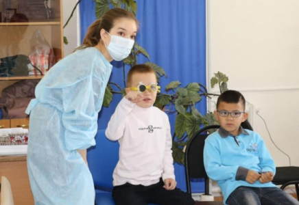 ТҮРКІСТАН: Қазақстан мен АҚШ дәрігерлері балаларды тексеріп жатыр