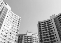 Оралда екі жасөспірім көпқабатты үйдің шатырынан құлап, мерт болды