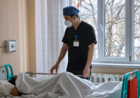 Атыраудағы мектептегі шабуыл: дәрігерлер қыздың жағдайы туралы мәлімет берді