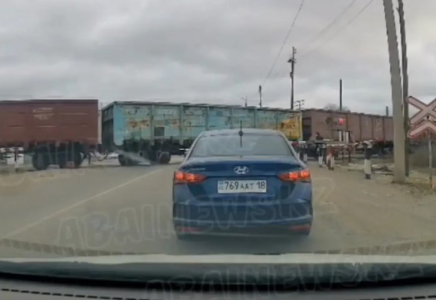 Семейде вагон арасынан өтіп кетпек болған әйел адам пойыз астына түсіп, көз жұмды (ВИДЕО)