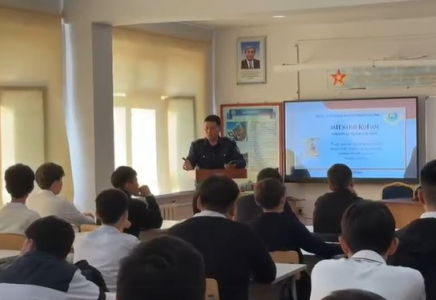 ​Полицейские провели правовой час с учениками школы 