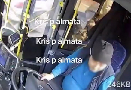 Алматыда автобус жүргізушісі телефонын шұқылаймын деп бойжеткенді қағып кетті (ВИДЕО)