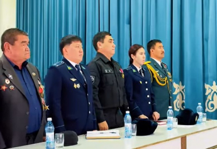 Шымкенттік полицейлер оқушыларға ел қаһармандарымен кездесу ұйымдастырды