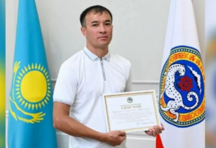 Алматыда 4-қабатқа өрмелеп шығып, өртті сөндірген ер адам марапатталды
