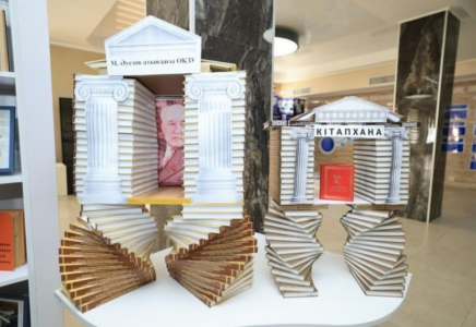 ТАРИХИ МҰРАҒА ТАҒЗЫМ: университетте сирек кітаптар көрмесі ұйымдастырылды