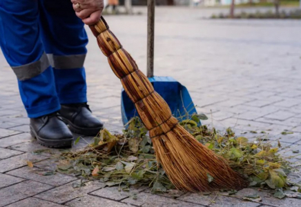 Туысын қызғанған қазақстандықты сот көше сыпыруға жіберді