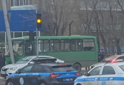 Қарағанды облысында жолаушылар мінген автобус бағанға соғылды: зардап шеккендер бар