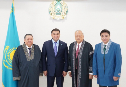 Түркістан облысының әкімі қаламгерлермен кездесіп, руханият мәселесін талқылады